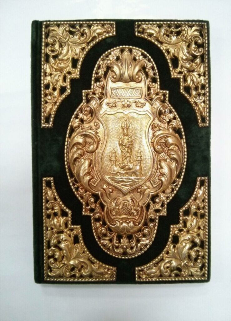 Anverso del Libro de Oro de Protocolo de la Ciudad de Benavente (luciendo en el escudo la Virgen de la Vega, Patrona de la ciudad)